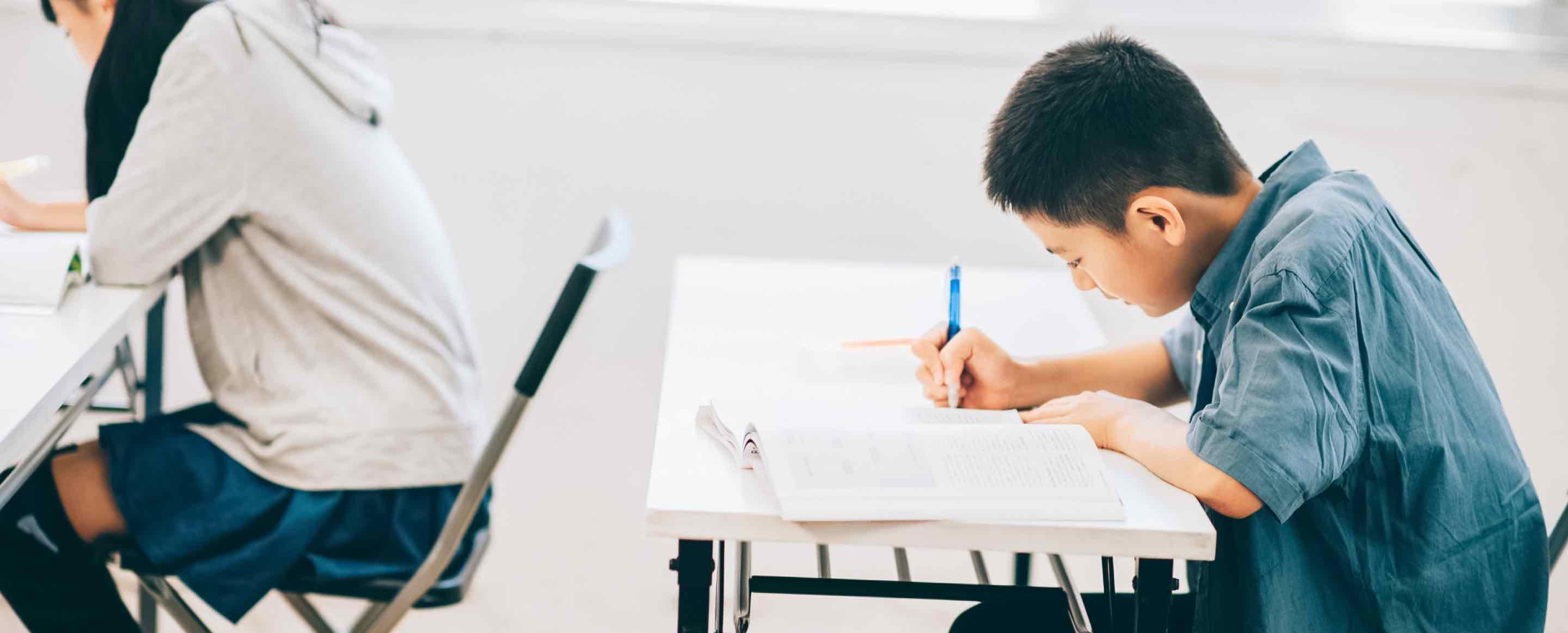 子供が勉強している