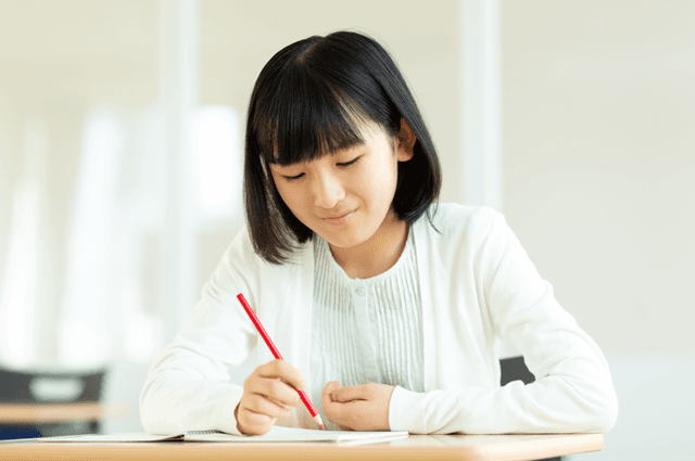 ご利用シーン 子供の勉強姿