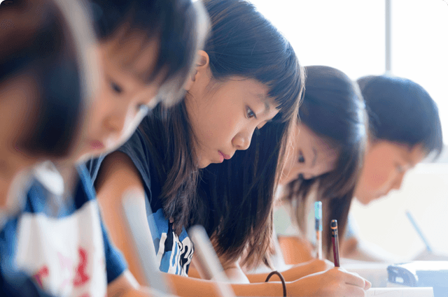ご利用シーン 子供の勉強姿