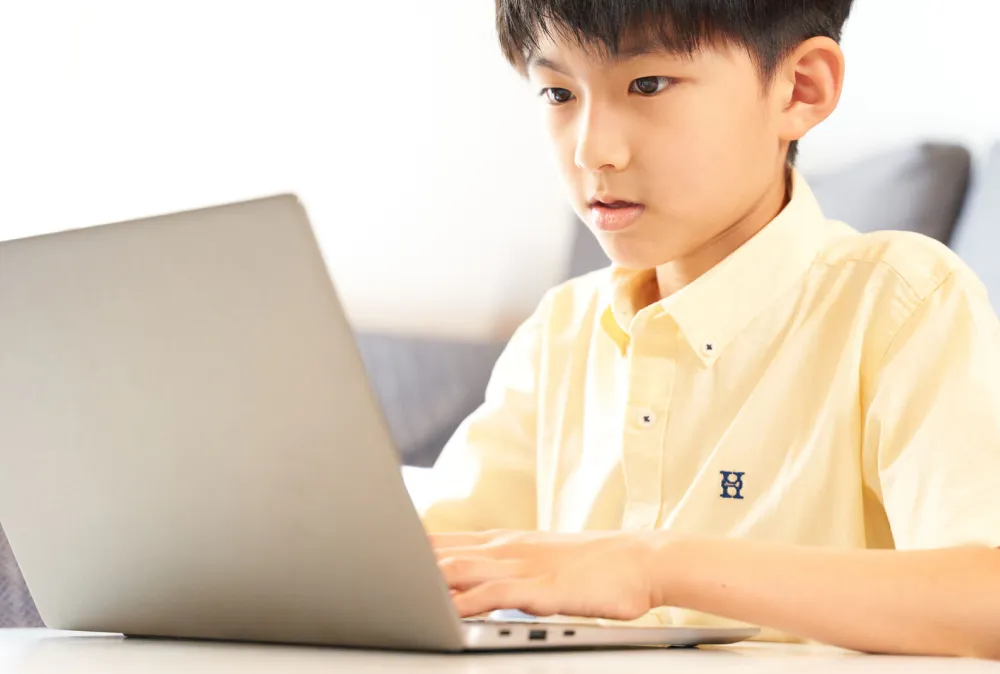 オンライン授業を受ける男の子