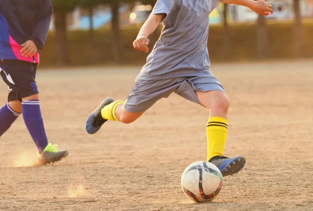 サッカーをする男の子